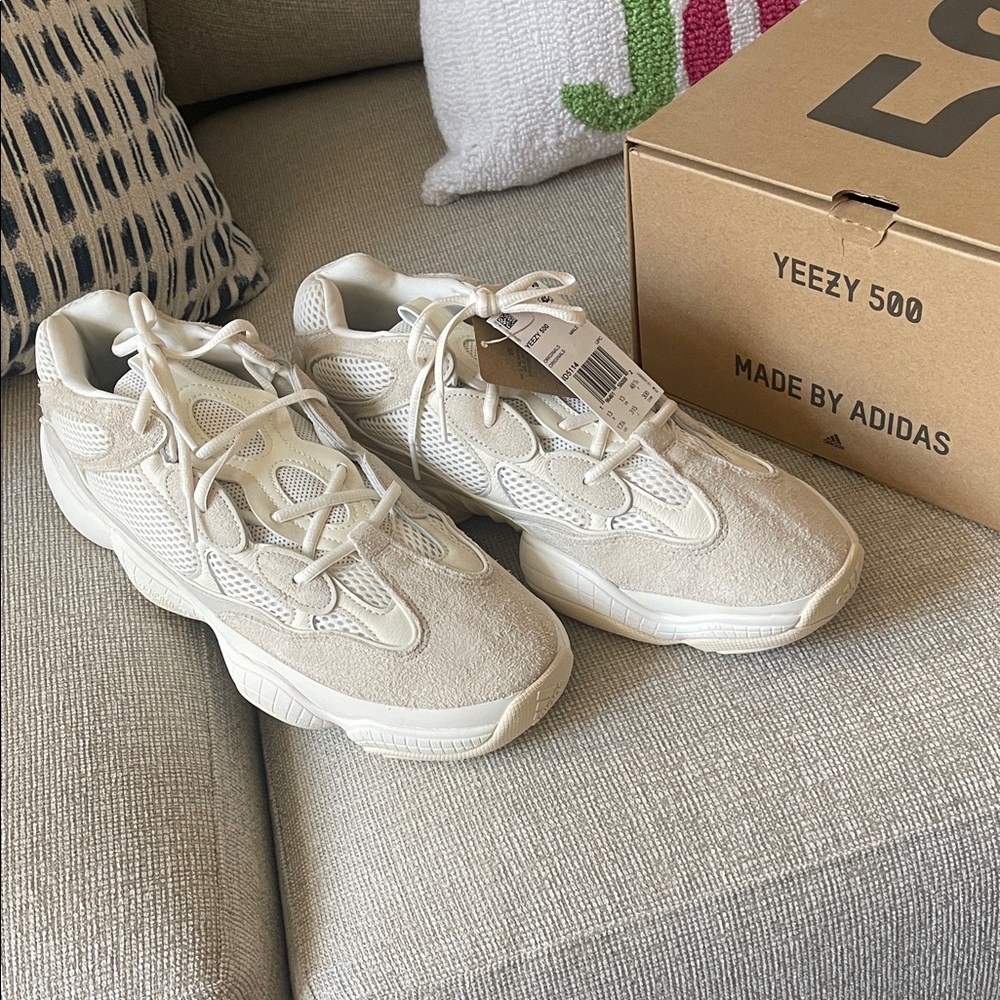 Adidas Yeezy 500 in Cream White
